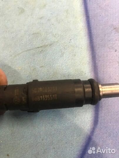 Форсунка топливная бензиновая 06B133551T