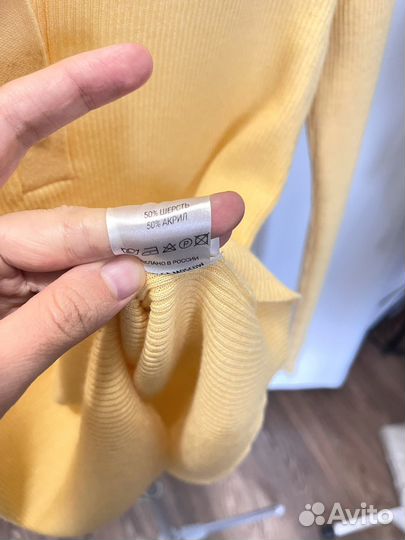 Поло нежно-желтого цвета Ivolga тонкое и с шерстью