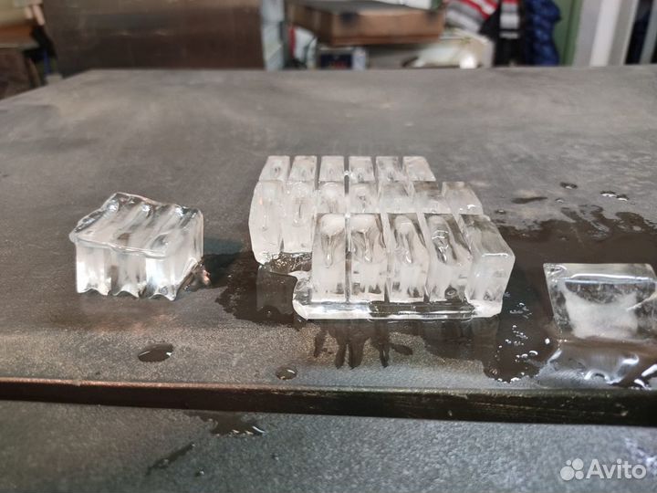 Льдогенератор с бункером кубиковый лед