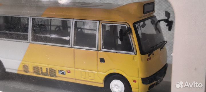 Автобус Toyota Coaster жёлто-белый микроавтобус