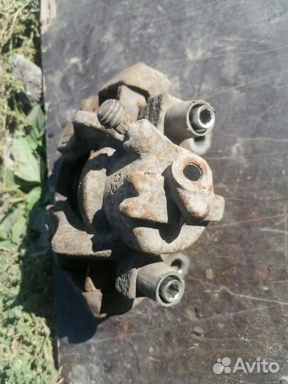 Суппорт тормозной передний правый Renault Logan