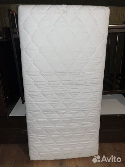 Детская кроватка с маятником