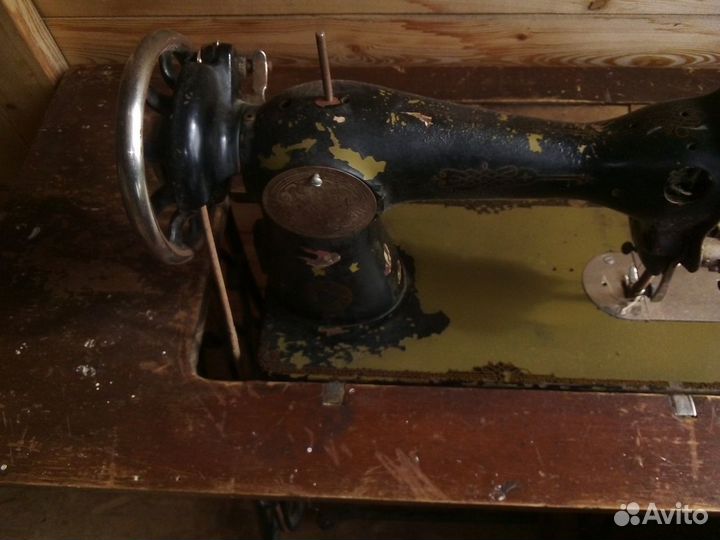 Швейная машина с ножным приводом