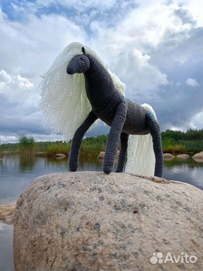 Лошадка вязанная на каркасе