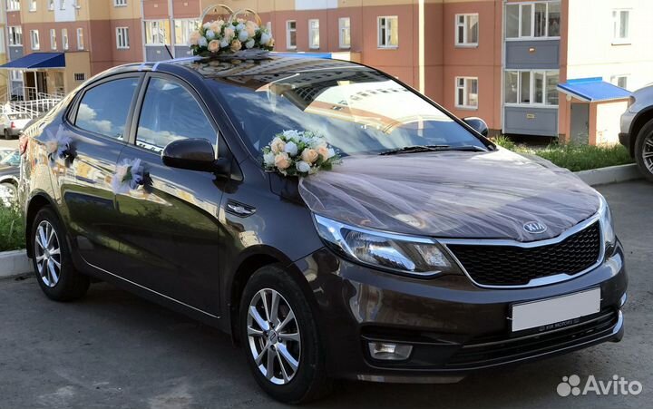 Свадебные украшения нежные на машину