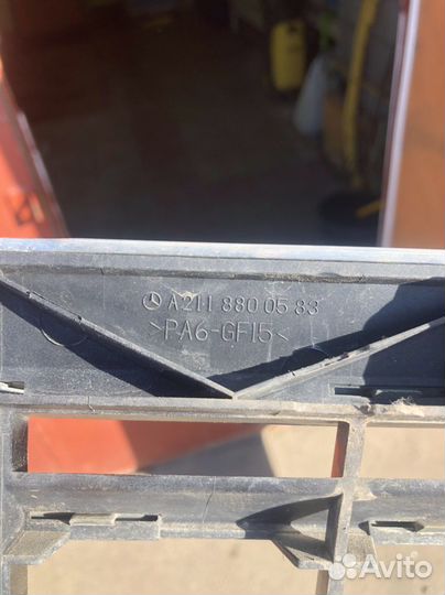 Решетка радиатора Mercedes w211 (02-06 г.в.)