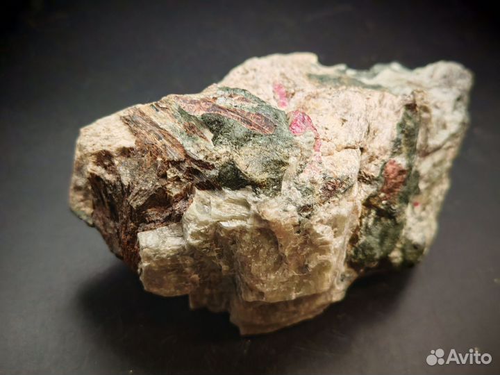 Дельхайелит, Эвдиалит.20