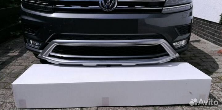 Декоративная накладка на передний бампер 5NA071608