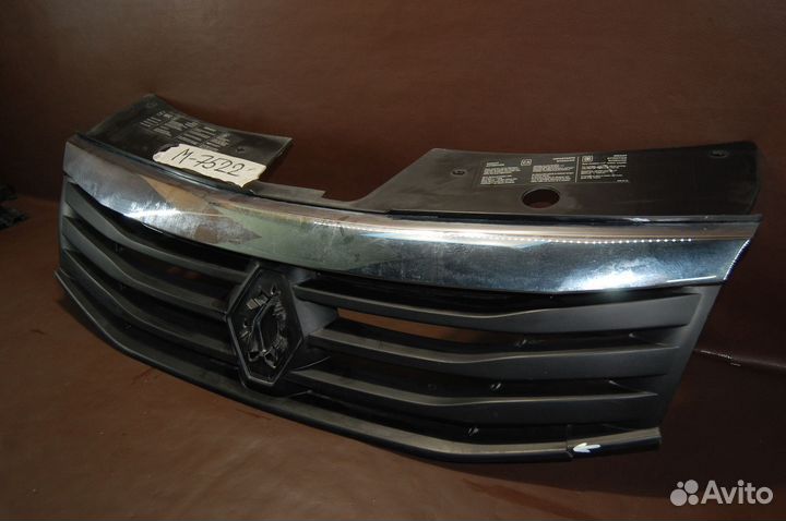 Решетка радиатора центральная - Renault Sandero 1