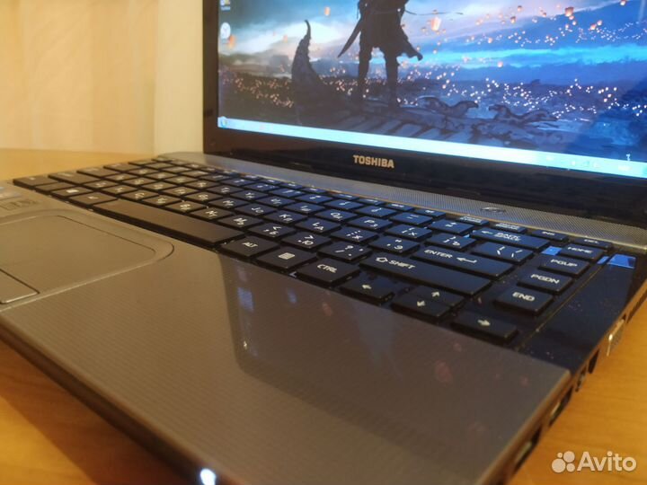 Компактный ноутбук Toshiba