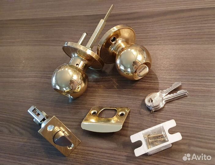 Дверная ручка с замком Новая