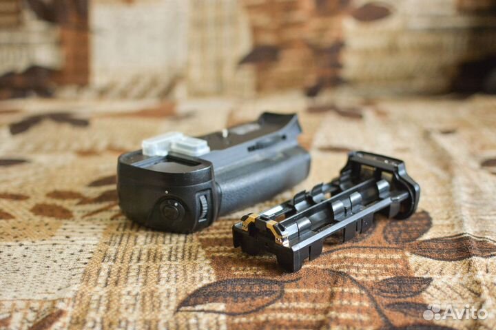 Батарейная рукоятка Nikon MB-D10