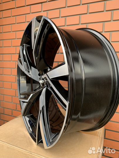 Чёрные диски R22 Audi Q7 Q8