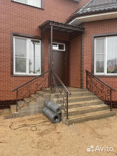 Козырек над крыльцом