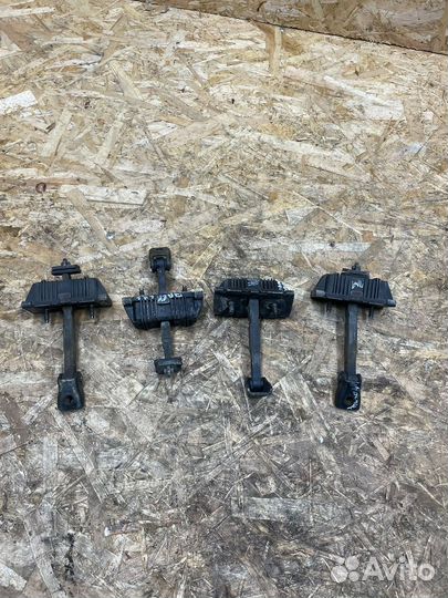 Ограничитель двери toyota avensis 2