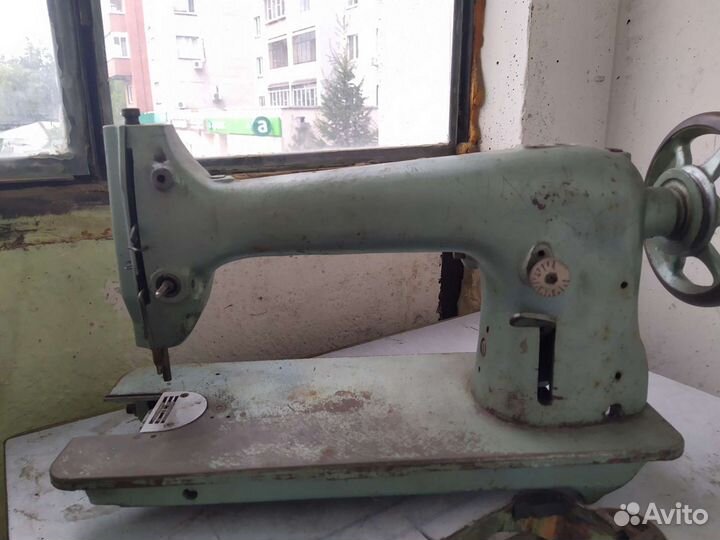 Швейная машинка, швейный стол