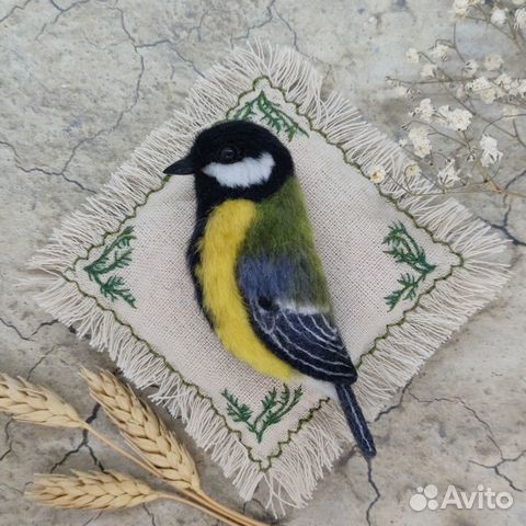 Брошь синица из шерсти