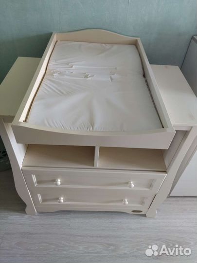 Детская кроватка и пеленальный комод
