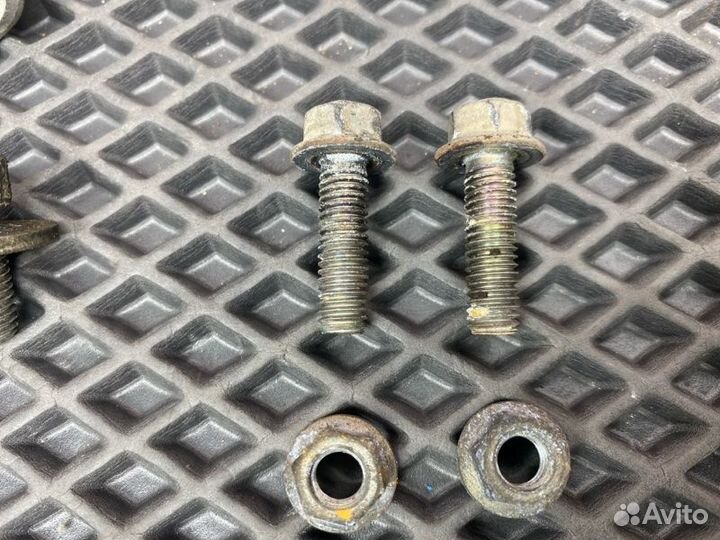 Болты крепления катализатора Honda Accord 8 CU2