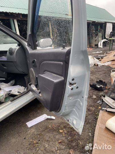 Дверь передняя правая 801001895R Renault Logan 1