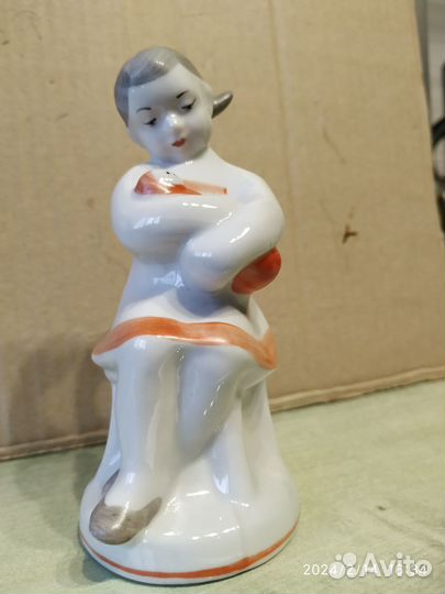 Статуэтка фарфоровая Девочка с куклой Городница