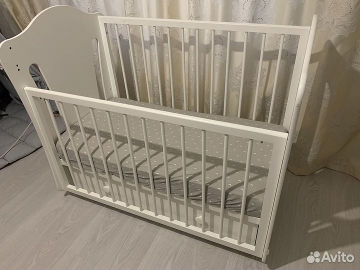 Детская кроватка с маятником и ящиком