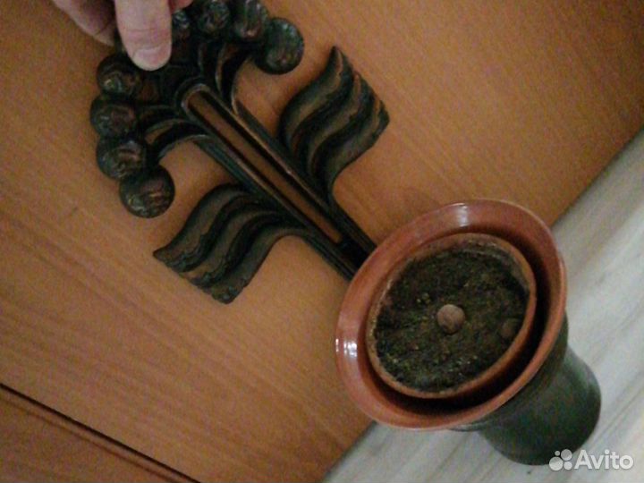 Горшок под цветы с кованой подставкой подвесные