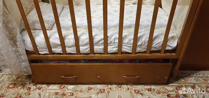Детская кроватка с поперечным маятником