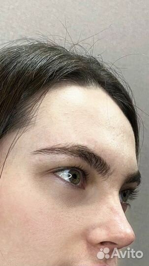 Модель на брови