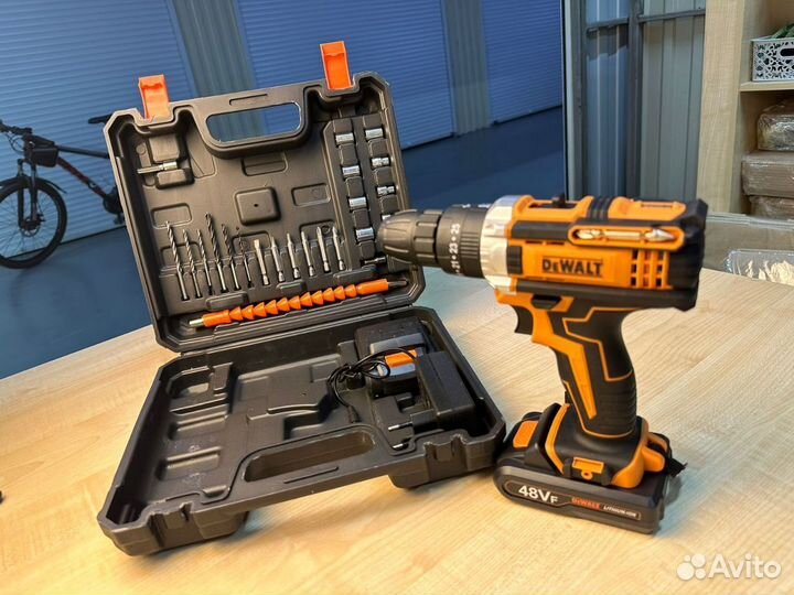 Шуруповерт DeWalt c набором