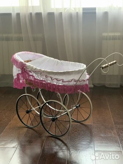 Колсяка для кукол из ротанга в ретро стиле