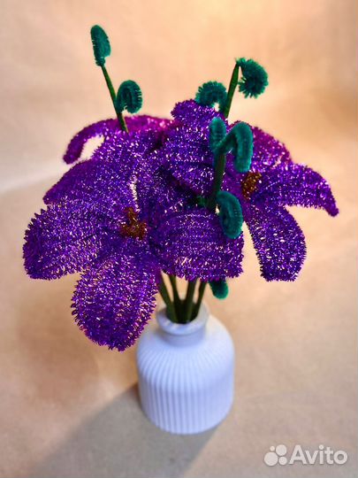 Лилии в вазе ручной работы