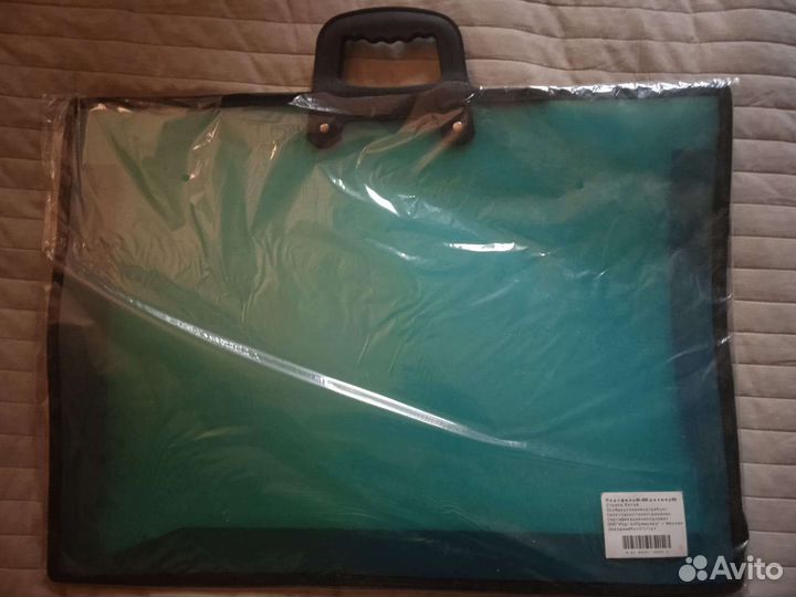 Папки с ручками и сумка холодильник