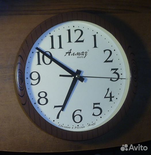 Часы настенные (мало б/у; рабочие) с бесшумным мех