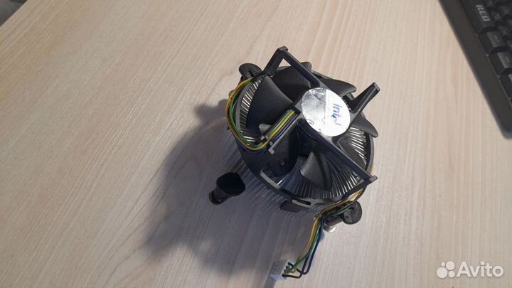 Обычный боксовый кулер от intel