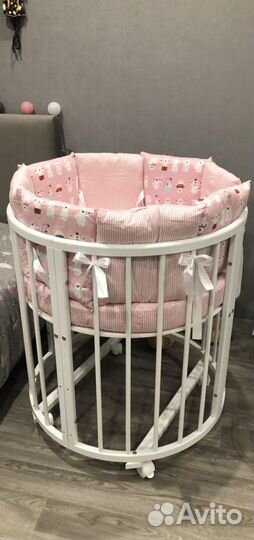 Детская кроватка с маятником круглая