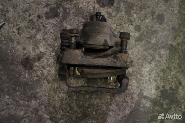 Суппорт задний правый Nissan Patrol Y61