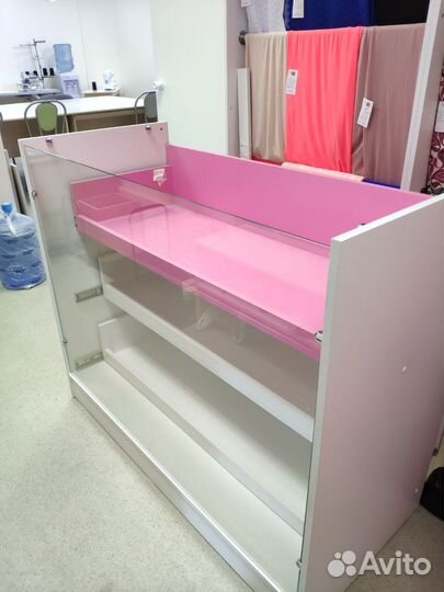 Витрина тумба бело-розовая