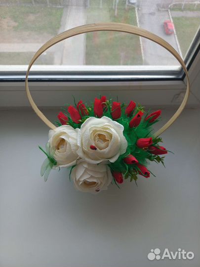 Красивая корзина с цветами и конфетами