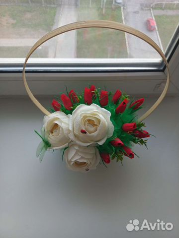 Красивая корзина с цветами и конфетами