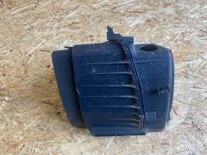 Корпус воздушного фильтра Audi D3 (2002—2005) 4E0