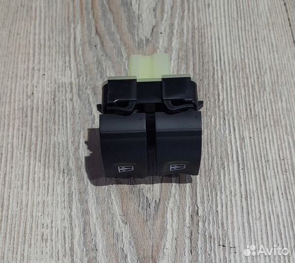 Блок кнопок стеклоподъемников Renault logan 2 Лев