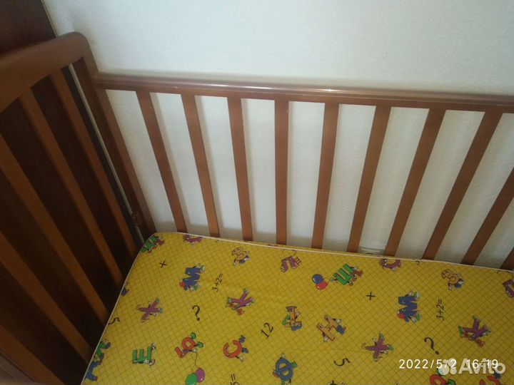Детская кроватка с маятником