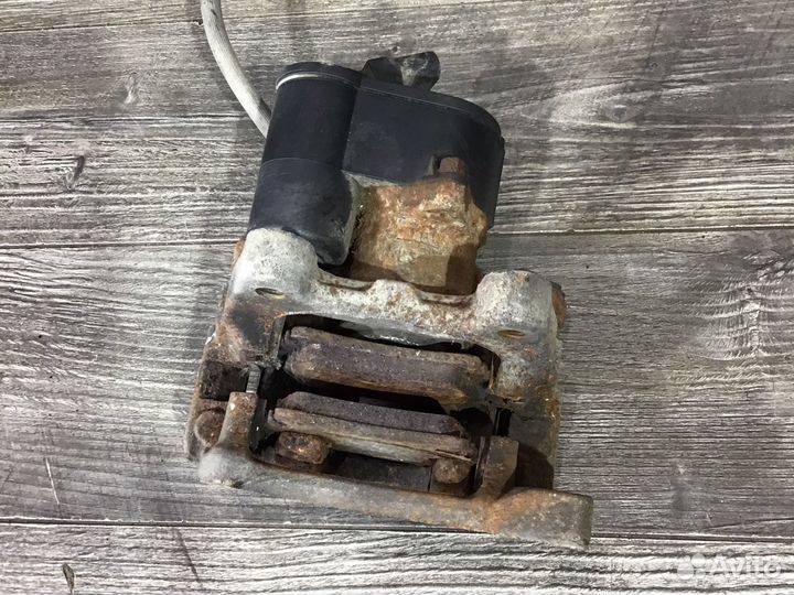 Суппорт тормозной задний левый Volkswagen Tiguan