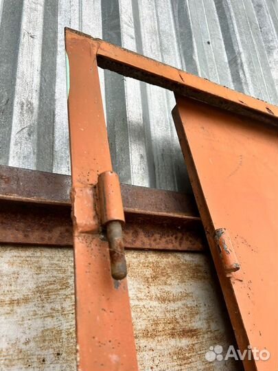 Железная дверь с замком в рамке