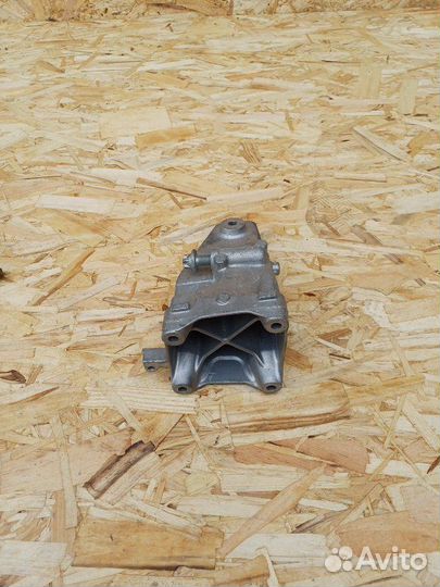 Кронштейн двигателя правый Mercedes-Benz Glc C253