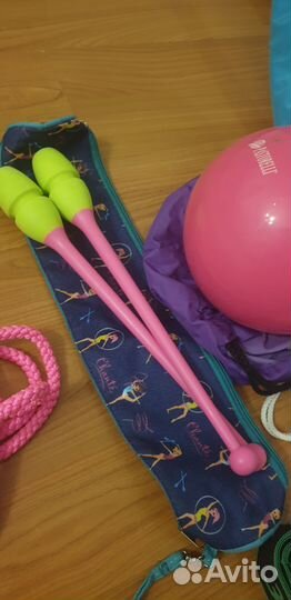 Предметы для гимнастики - обруч, мяч, булавы