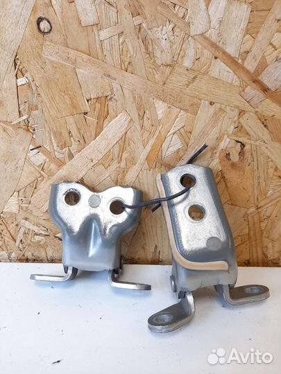 Петли дверей перед лево Toyota Avensis 2