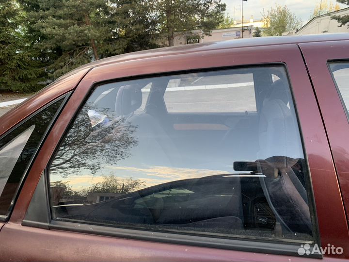 Заднее правое стекло Opel Vectra A