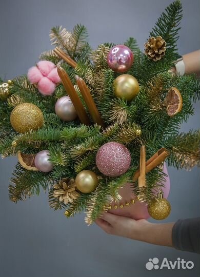 Новогодняя композиция в большой коробке, цветы дос